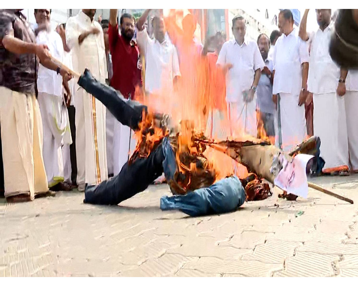 ‘ജയിലിലുള്ള കെജ്രിവാൾ പുറത്തുള്ളതിനേക്കാൾ ശക്തൻ’: മോദിയുടെ കോലം കത്തിച്ച് സിപിഐഎം പ്രതിഷേധം