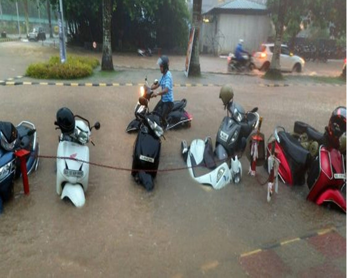 കനത്ത മഴയില്‍ മുങ്ങി എറണാകുളം; കളമശ്ശേരിയില്‍ മേഘവിസ്ഫോടനം