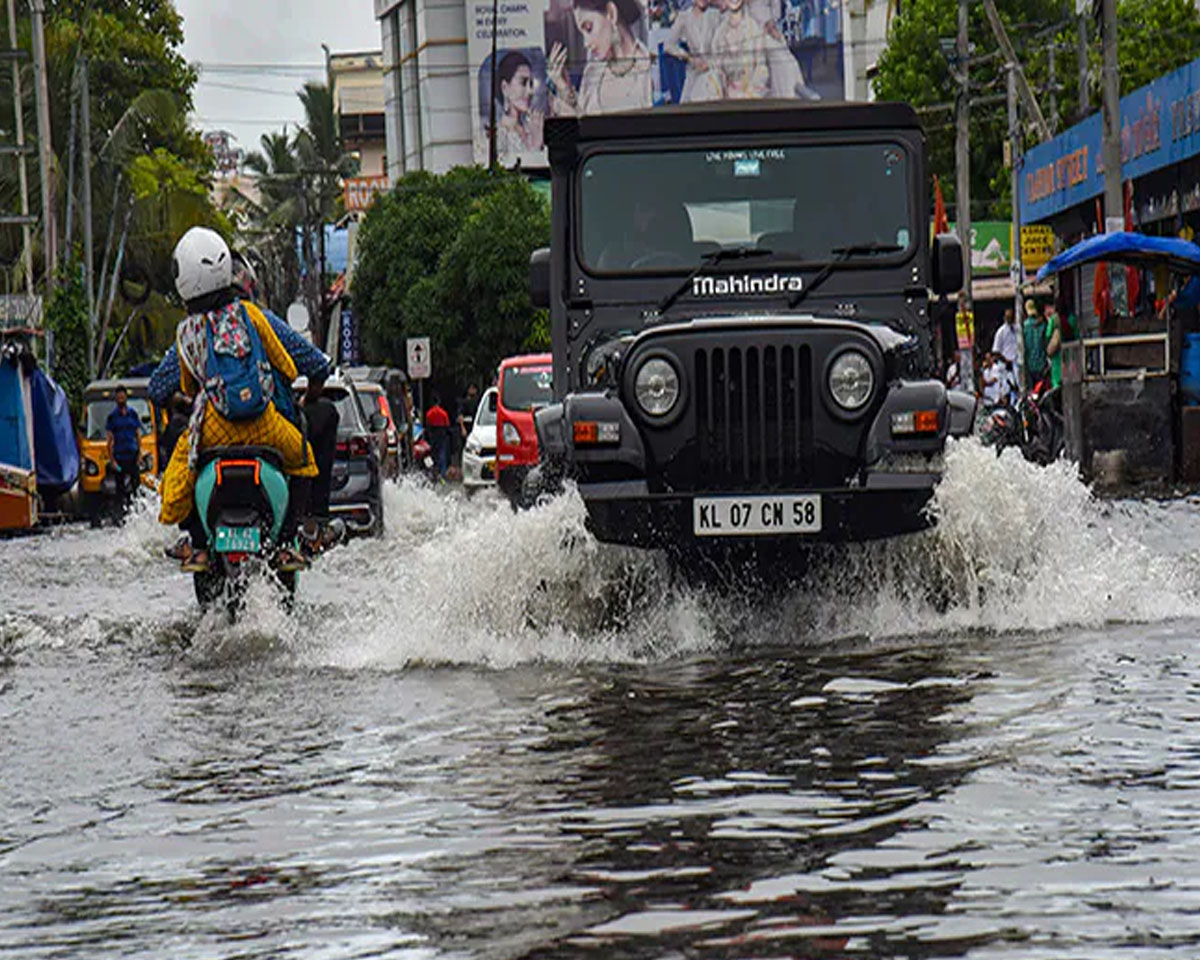 കനത്ത മഴ: മഴയിൽ മുങ്ങി ആശുപത്രികൾ, ഗുരുവായൂര്‍ ക്ഷേത്രത്തിന്റെ നടപ്പുരയും വെള്ളത്തിൽ