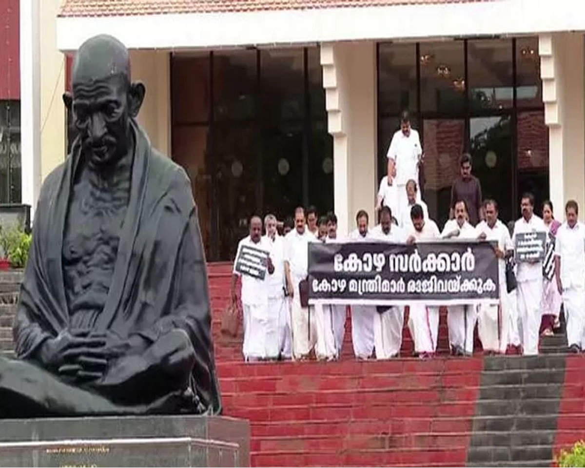 ബാര്‍കോഴയില്‍ പ്രതിഷേധിച്ച് പ്രതിപക്ഷം സഭ വിട്ടിറങ്ങി, പ്രതി തന്നെ വാദി ആകുന്നുവെന്ന്; വിഡിസതീശന്‍