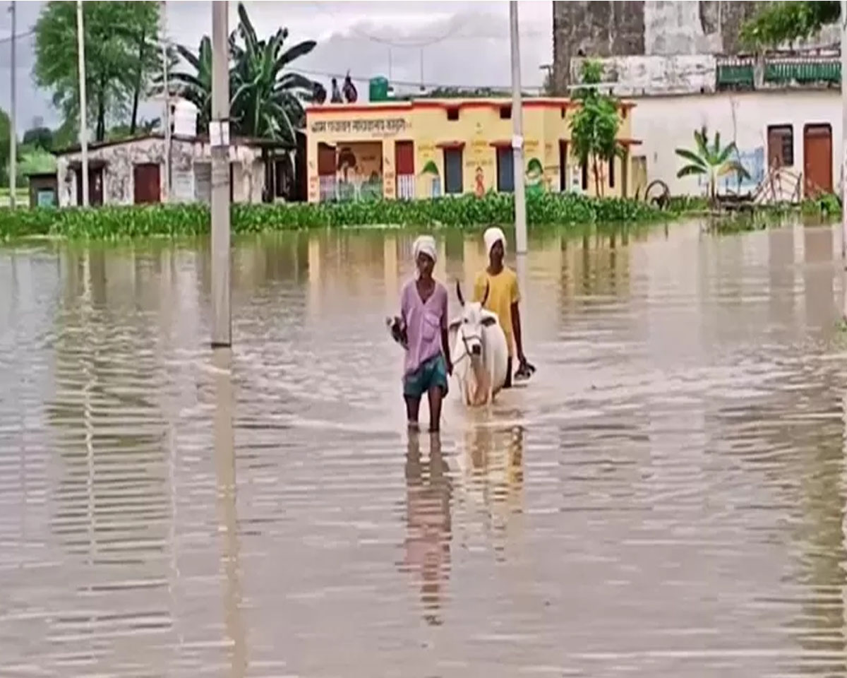 യുപിയിൽ പ്രളയ ഭീഷണി; വെള്ളപ്പൊക്കത്തിലും മിന്നലിലും 52 പേർ മരിച്ചു