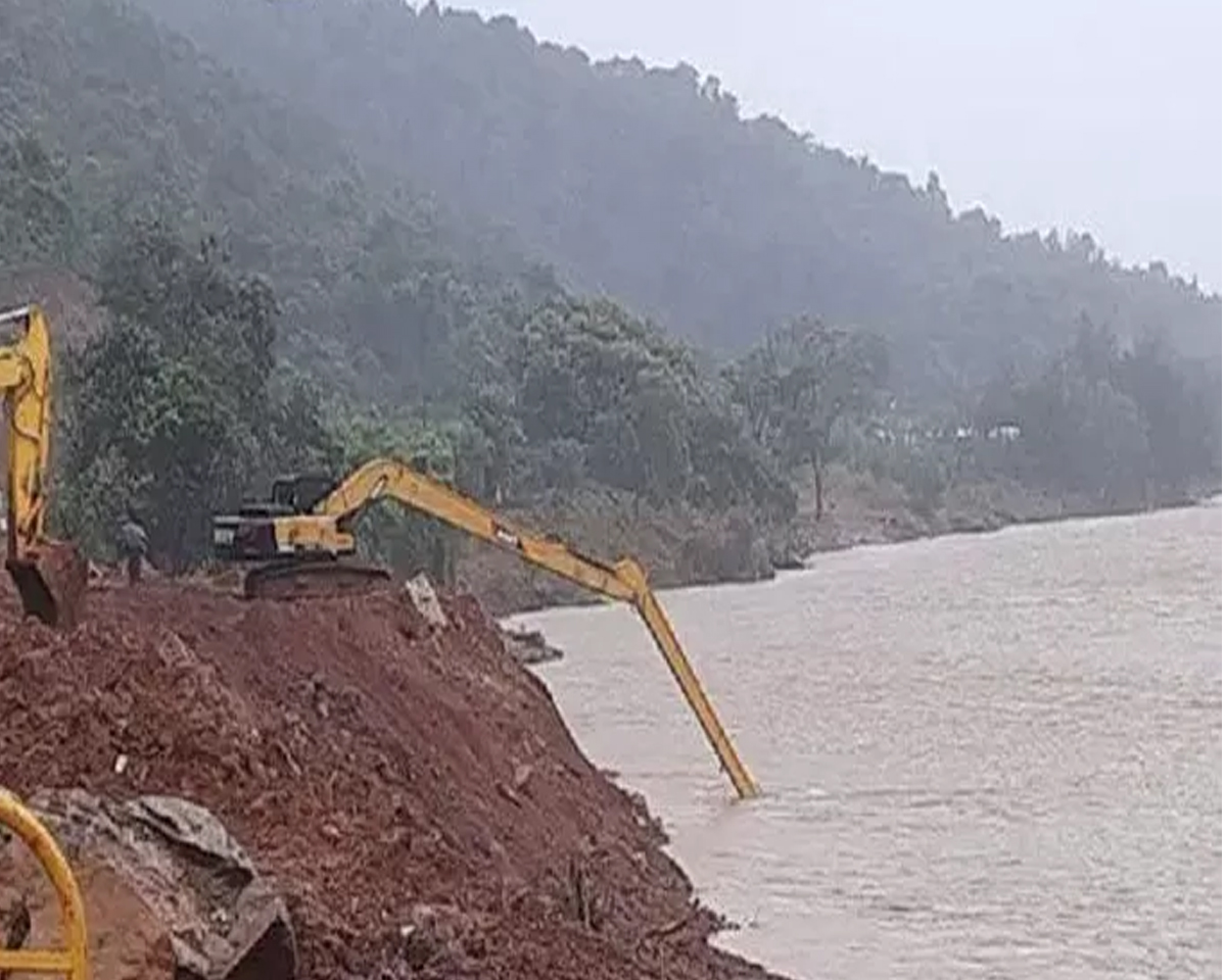 ജീവന്‍ പണയംവെച്ചുകൊണ്ടുള്ള തിരച്ചില്‍; ലോറിയുടെ ക്യാബിനടുത്തെത്തി നാവികര്‍