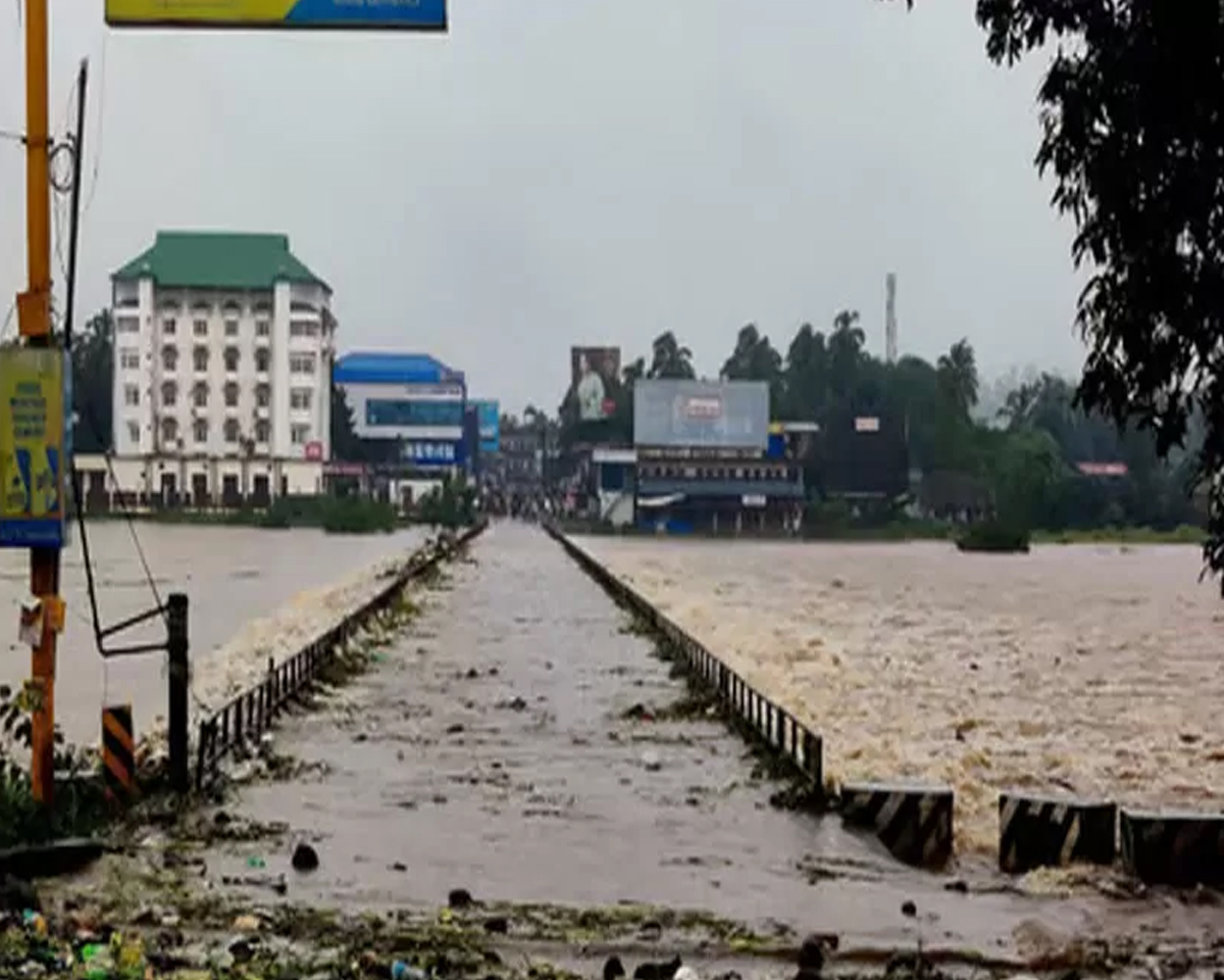 വെള്ളം ഇറങ്ങാതെ പട്ടാമ്പി പാലം; ദുരിതാശ്വാസ ക്യാമ്പുകള്‍ തുറന്നു