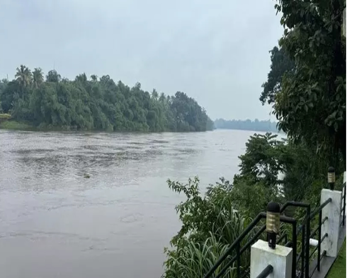 മഴക്കെടുതി രൂക്ഷമാവുന്നു; ആലുവയിൽ പെരിയാറിലെ ജലനിരപ്പ് വെള്ളപ്പൊക്ക മുന്നറിയിപ്പിനും മുകളിൽ