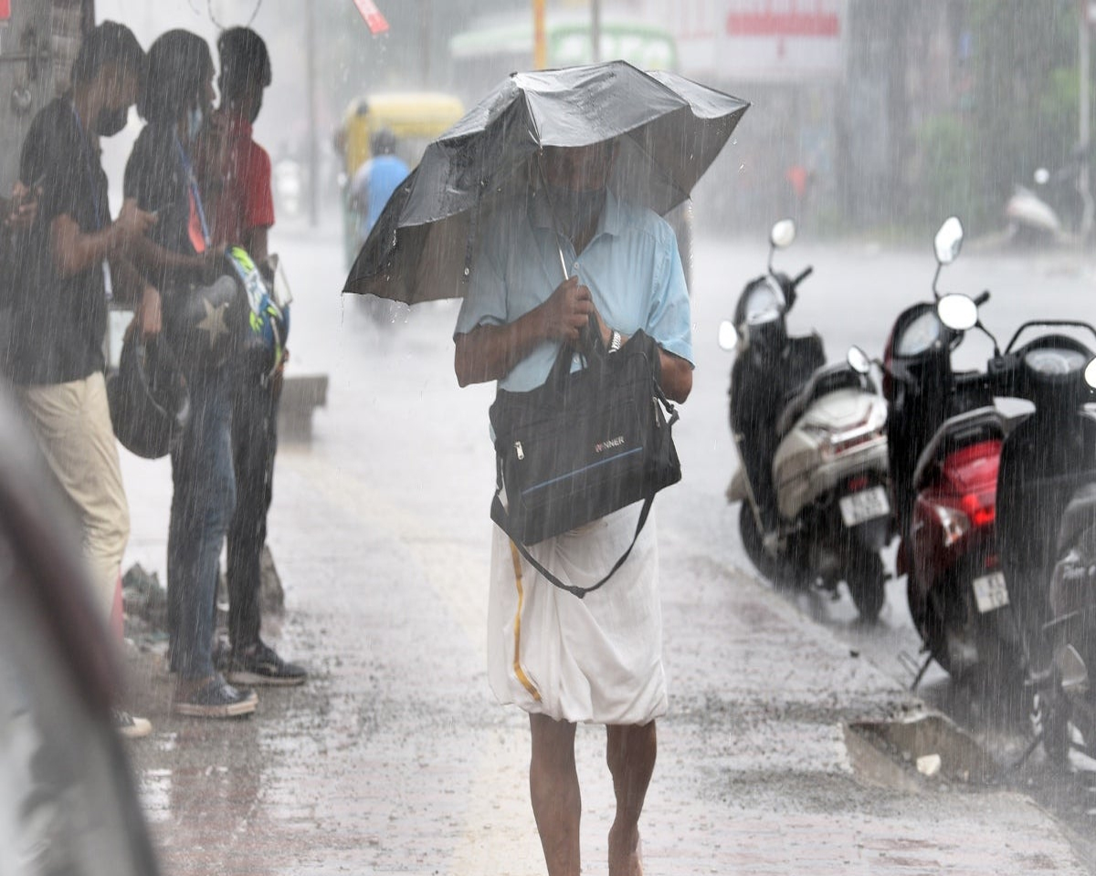 അതിശക്തമായ മഴയ്ക്ക് സാധ്യത; 8 ജില്ലകളിൽ റെ‍ഡ് അലർട്ട്