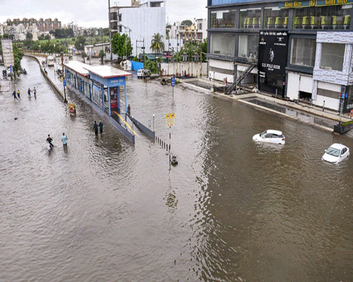 ഗുജറാത്തിന് ഭീഷണിയായി അസ്ന: കർണാടക തീരപ്രദേശങ്ങളിൽ റെഡ് അലർട്ട്