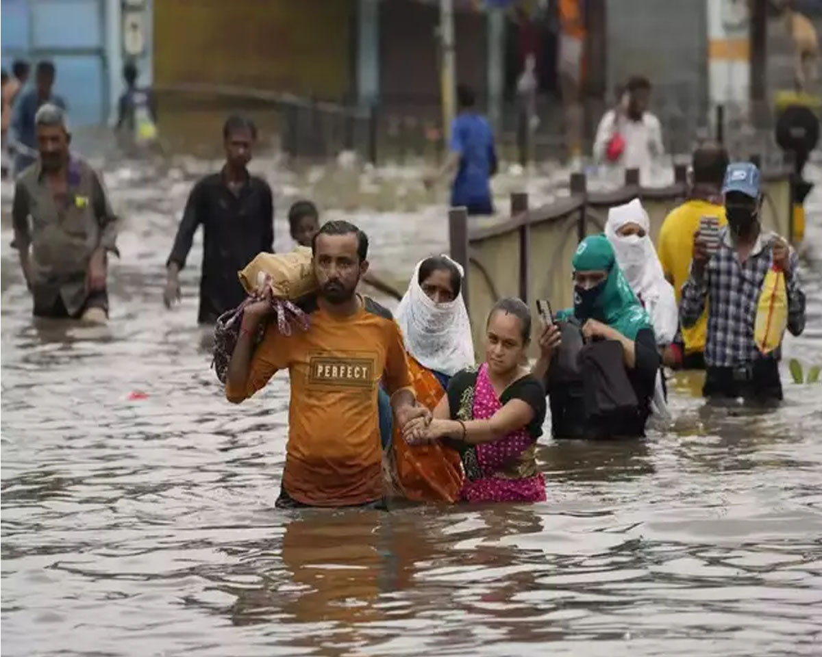 ഗുജറാത്തിൽ വെള്ളപ്പൊക്കം രൂക്ഷം: 15 മരണം; 20,000 പേരെ മാറ്റിപ്പാർപ്പിച്ചു