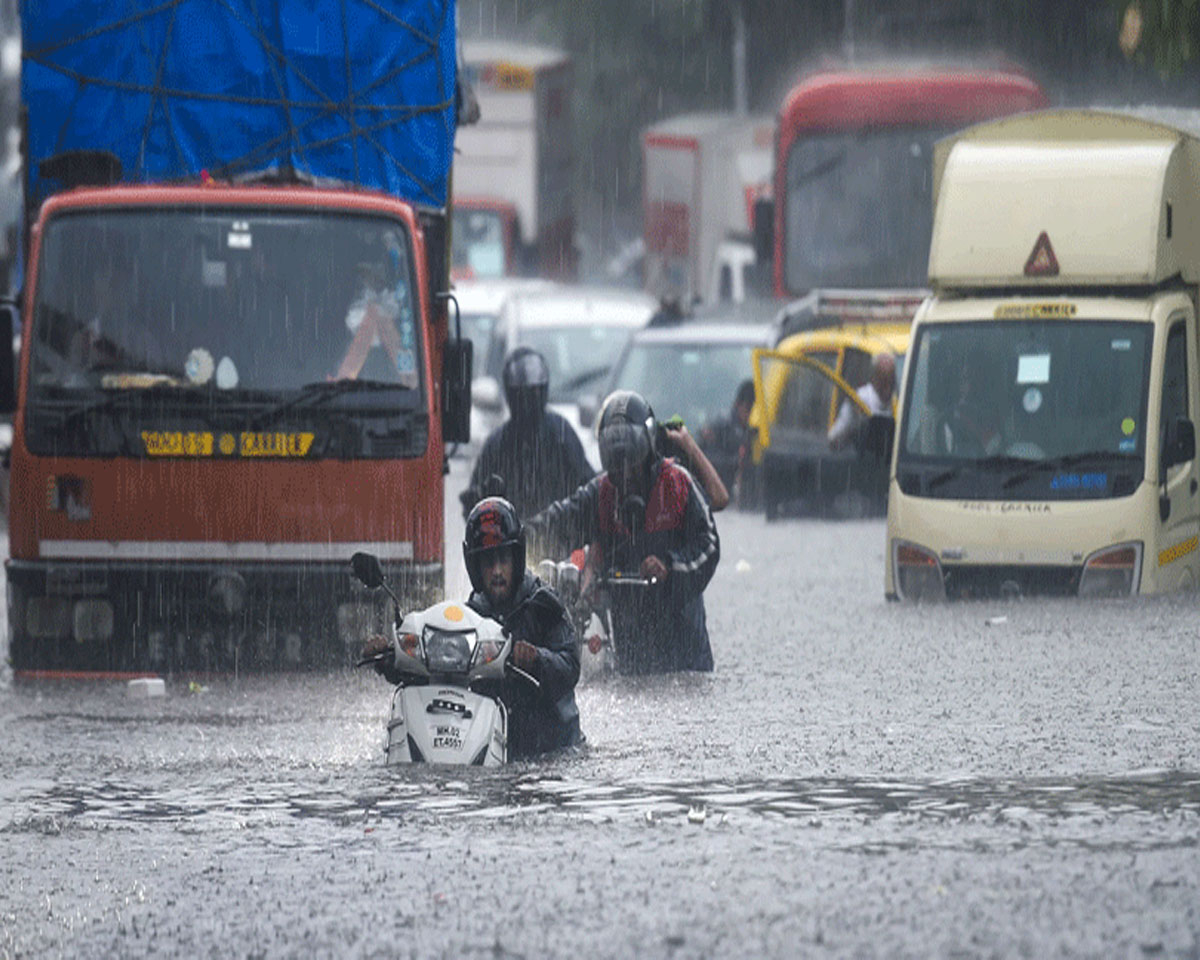 മഴയിൽ മുങ്ങി മുംബൈ: നാലു മരണം