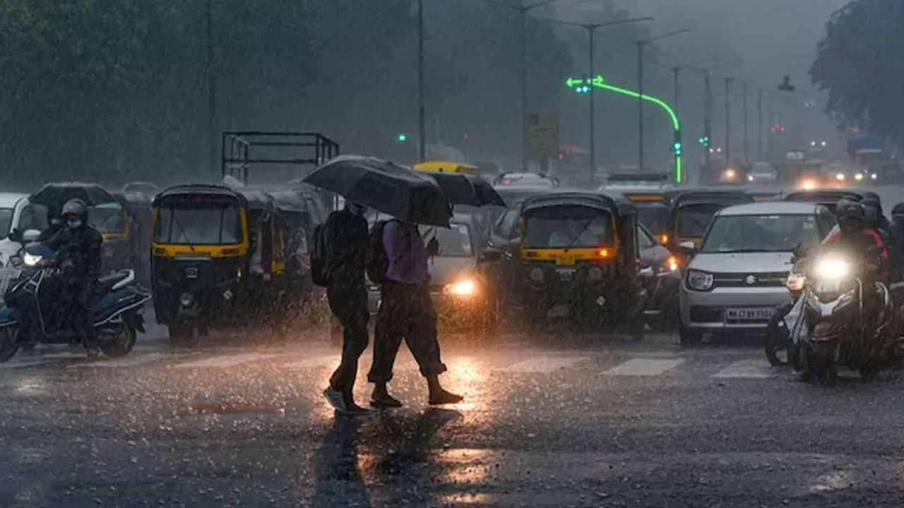 അതിശക്തമായ മഴ: ഓറഞ്ച് അലർട്ട് പ്രഖ്യാപിച്ച് കേന്ദ്രം; മത്സ്യബന്ധനത്തിനും വിലക്ക്