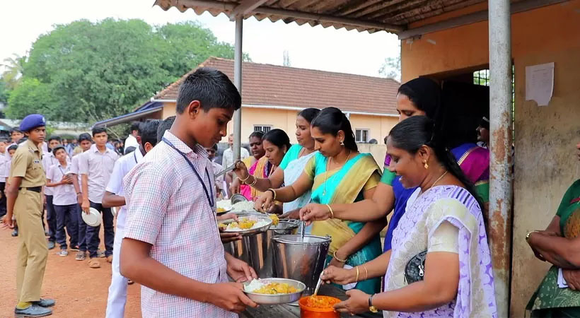 കഞ്ഞിയും പയറും മാത്രം കഴിച്ചതൊക്കെ അന്തകാലം; സംസ്ഥാനത്തെ സ്കൂൾ ഉച്ച ഭക്ഷണത്തിന് പുതിയ മെനു