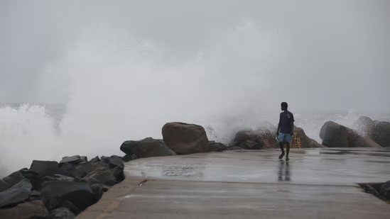 ഫിന്‍ജാല്‍ ചുഴലിക്കാറ്റ് ഇന്ന് തമിഴ്‌നാട് തീരം തൊടും; ചെന്നൈ ഉള്‍പ്പെടെ 7 ജില്ലകളില്‍ റെഡ് അലേര്‍ട്ട്