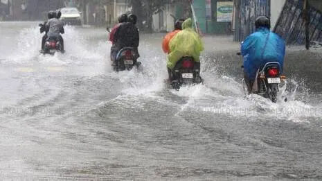 സംസ്ഥാനത്ത് അതിതീവ്ര മഴയ്ക്ക് സാധ്യത; 4 ജില്ലകളില്‍ വിദ്യാഭ്യാസ സ്ഥാപനങ്ങള്‍ക്ക് അവധി; ജാഗ്രത പാലിക്കണമെന്ന് മുഖ്യമന്ത്രി