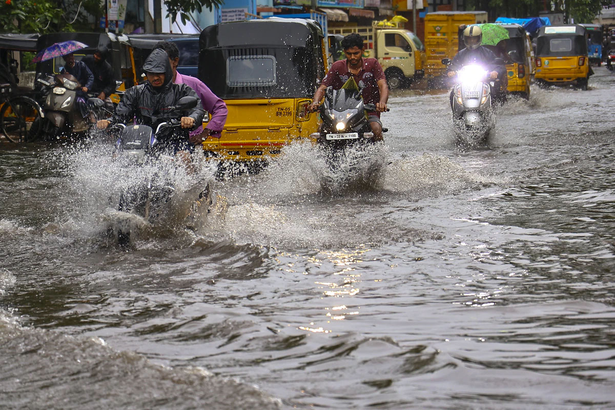 ഫിൻജാൽ ചുഴലിക്കാറ്റ്; തമിഴ്നാട്ടിലും പുതുച്ചേരിയിലുമായി 13 പേർ മരിച്ചു